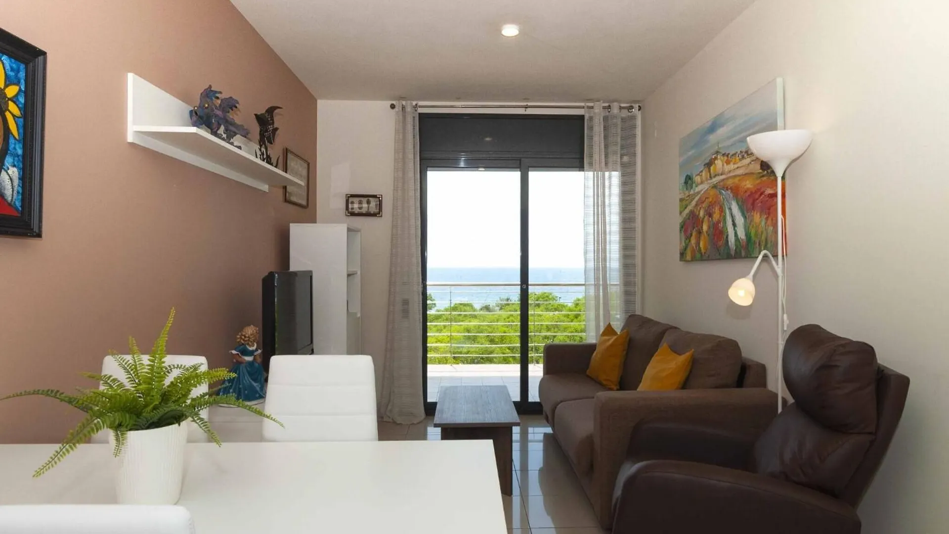 Garden-View Apartment In Roses Near Beach