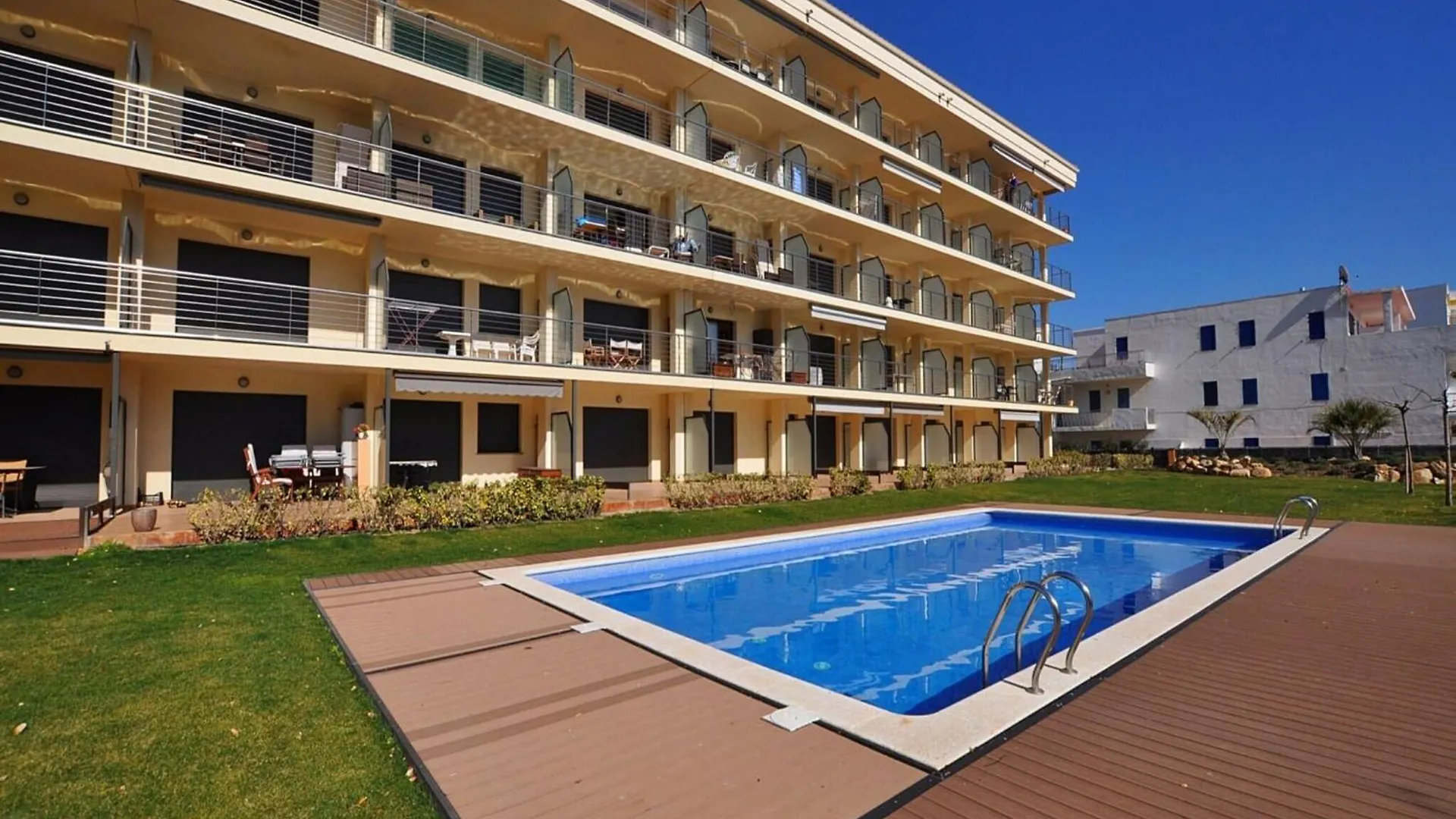 Garden-View Apartment In Roses Near Beach
