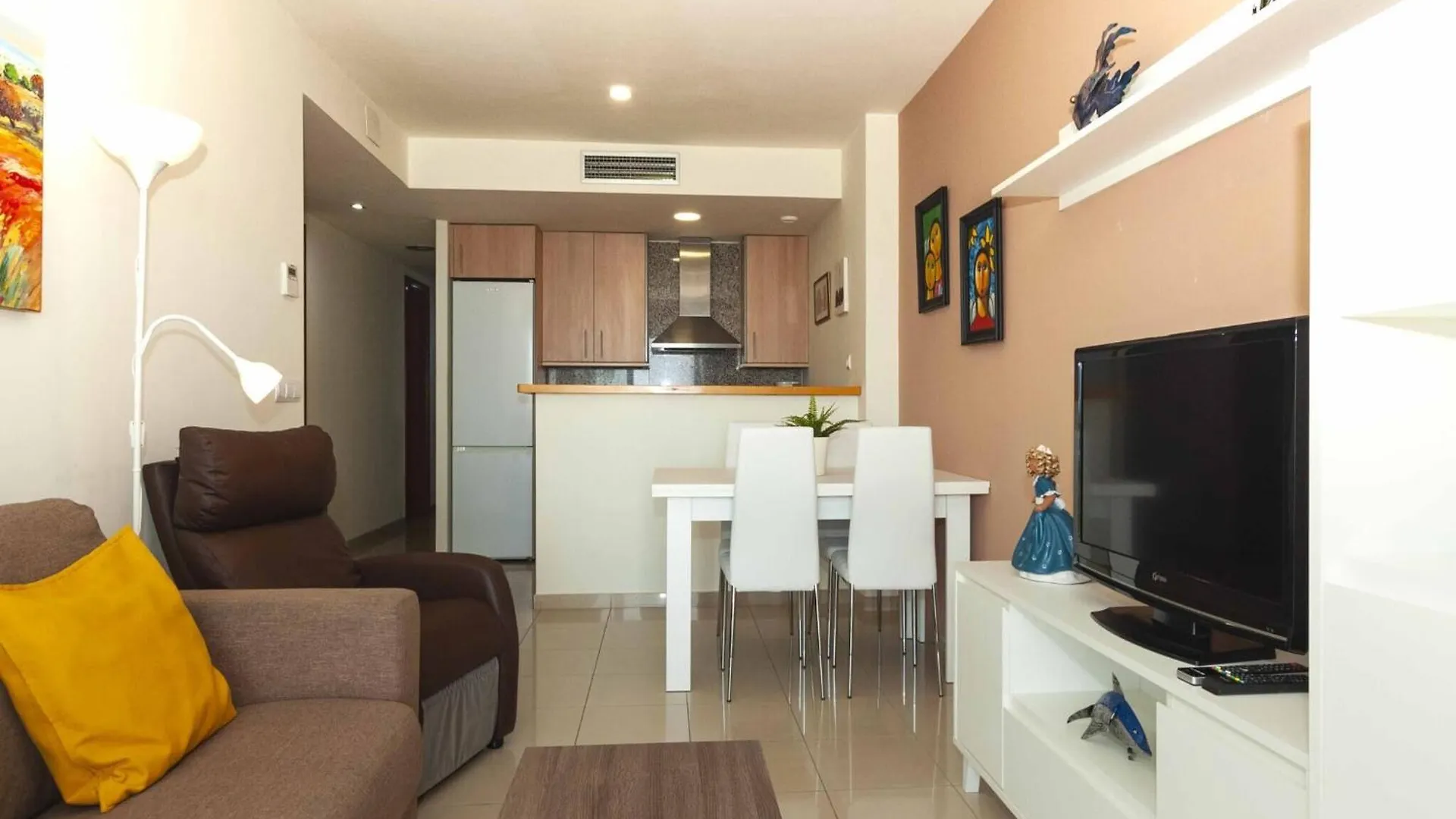 Garden-View Apartment In Roses Near Beach
