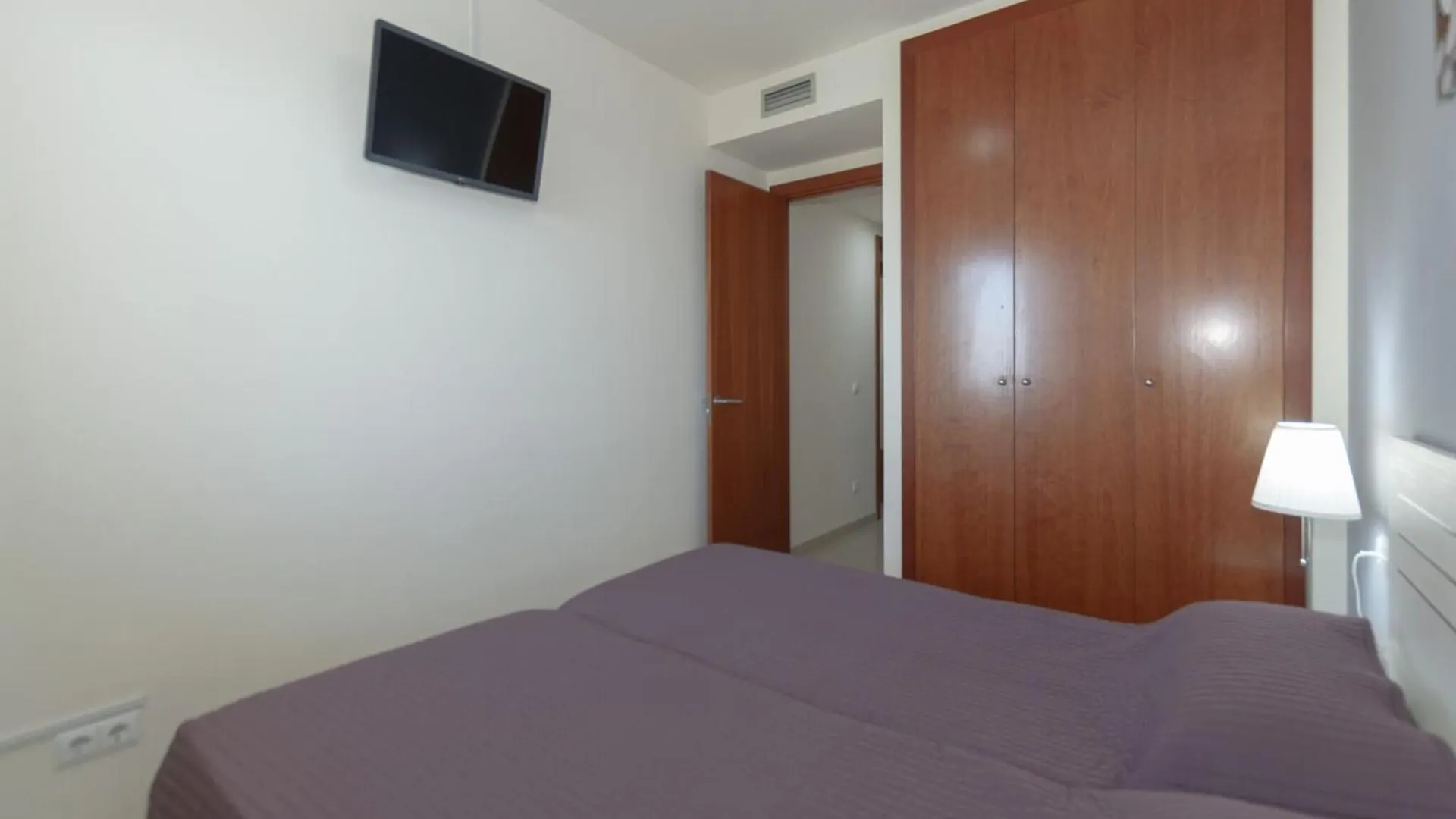 Garden-View Apartment In Roses Near Beach