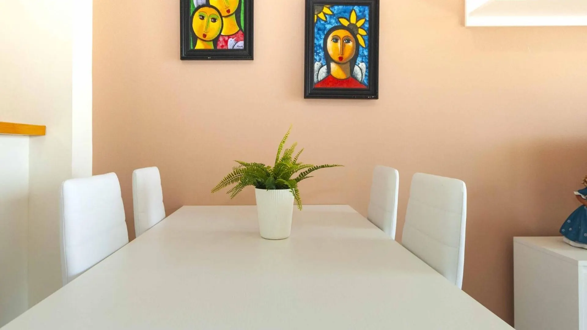 Garden-View Apartment In Roses Near Beach